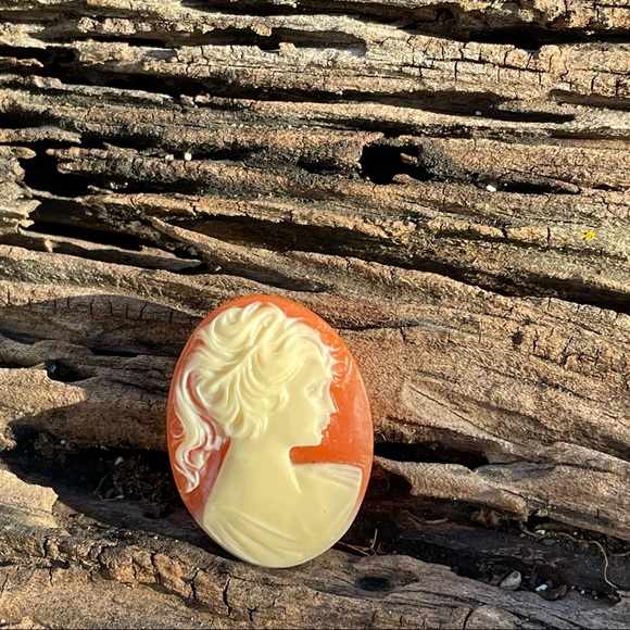 1960's White Cameo on Peach Background - Picture 5 of 5